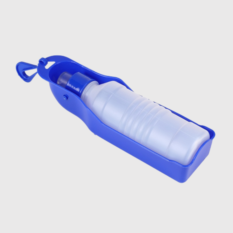 https://cdn.shopify.com/s/files/1/0763/9767/4819/files/Biberon_distributeur_d_eau_pour_chien.png?v=1766076249
