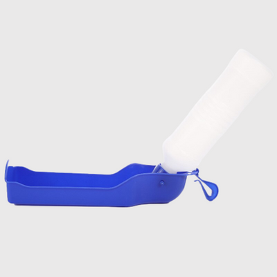 https://cdn.shopify.com/s/files/1/0763/9767/4819/files/Biberon_distributeur_d_eau_pour_chien_demo.png?v=1766076249