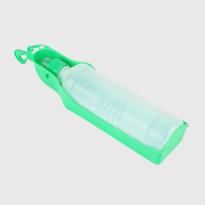 https://cdn.shopify.com/s/files/1/0763/9767/4819/files/Biberon_distributeur_d_eau_pour_chien_vert.png?v=1766076249