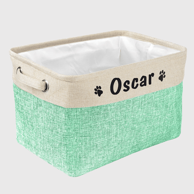 https://cdn.shopify.com/s/files/1/0763/9767/4819/files/Boite_rangement_jouet_chien_vert.png?v=1749138658