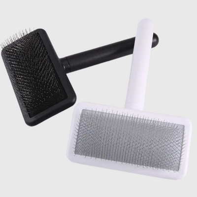 https://cdn.shopify.com/s/files/1/0763/9767/4819/files/Brosse_pour_chien_a_poil_court_rose_malinois.png?v=1700070627