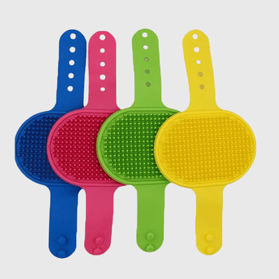 https://cdn.shopify.com/s/files/1/0763/9767/4819/files/Brosse_pour_chien_ronde_noir_exemple.png?v=1700144565