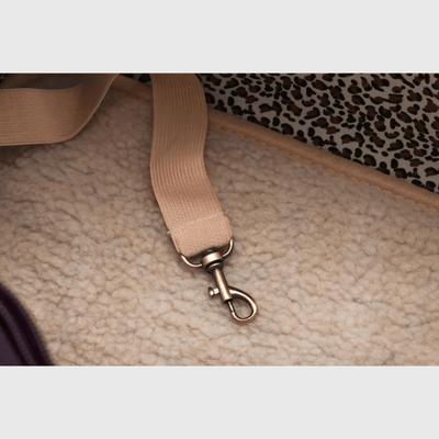 https://cdn.shopify.com/s/files/1/0763/9767/4819/files/Caisse_de_transport_pour_chien_violet_accroche.png?v=1748440055