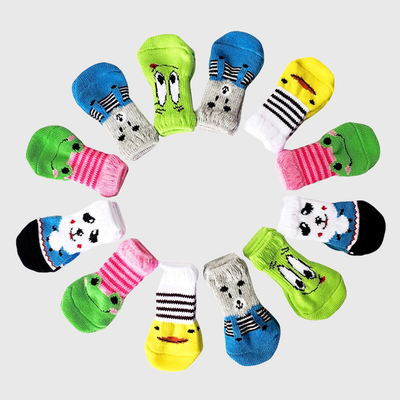 https://cdn.shopify.com/s/files/1/0763/9767/4819/files/Chaussette_antiderapante_pour_vieux_chien_modele_bis.png?v=1756916459