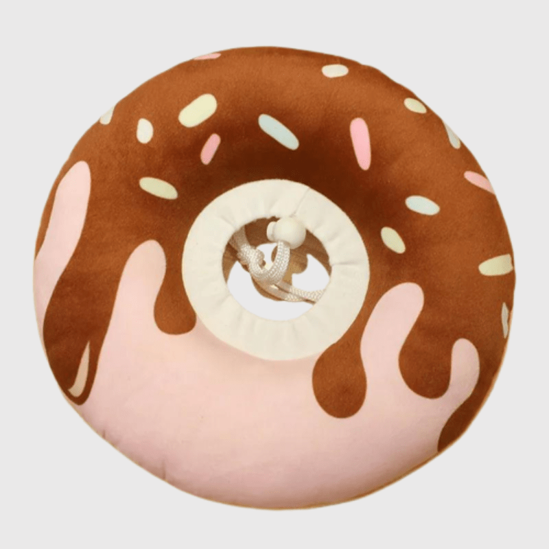 https://cdn.shopify.com/s/files/1/0763/9767/4819/files/Collerette_chien_en_forme_de_donut_chocolat_fondant.png?v=1695913405