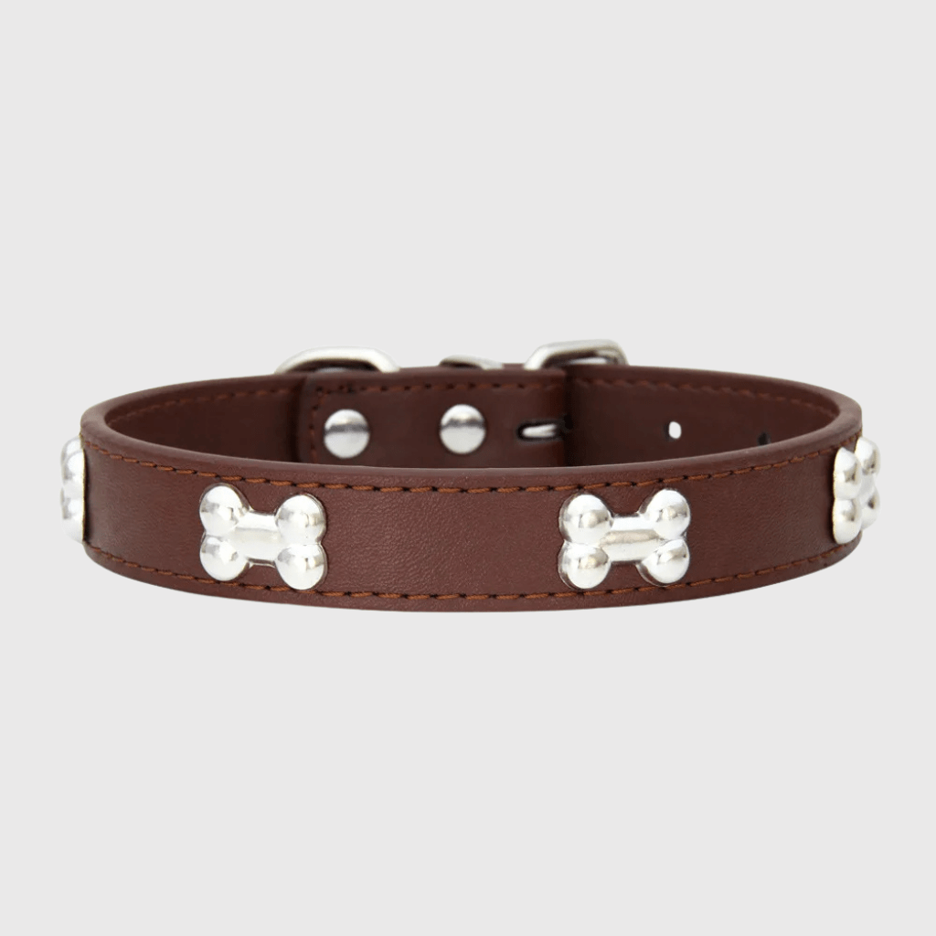 https://cdn.shopify.com/s/files/1/0763/9767/4819/files/Collier_en_cuir_pour_chien_motif_os_marorn.png?v=1747918016