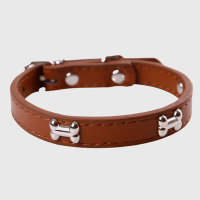 https://cdn.shopify.com/s/files/1/0763/9767/4819/files/Collier_en_cuir_pour_chien_motif_os_marron.png?v=1745315583