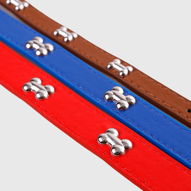 https://cdn.shopify.com/s/files/1/0763/9767/4819/files/Collier_en_cuir_pour_chien_motif_os_tricolor.png?v=1747916295