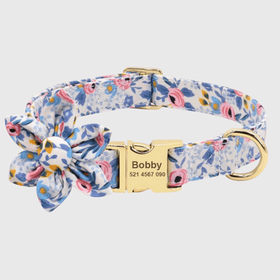 https://cdn.shopify.com/s/files/1/0763/9767/4819/files/Collier_personnalise_pour_Chien_avec_Fleur_bleu.png?v=1745314693