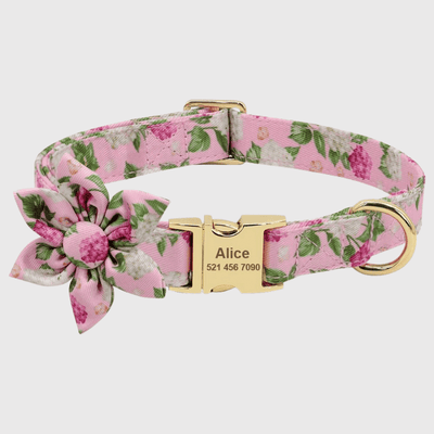 https://cdn.shopify.com/s/files/1/0763/9767/4819/files/Collier_personnalise_pour_Chien_avec_Fleur_rose.png?v=1745314693