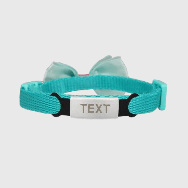 https://cdn.shopify.com/s/files/1/0763/9767/4819/files/Collier_personnalise_pour_chien_avec_Noeud_Papillon_argent_bleu_ciel.png?v=1769182345