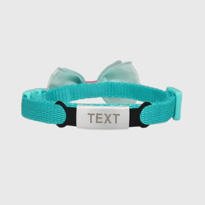 https://cdn.shopify.com/s/files/1/0763/9767/4819/files/Collier_personnalise_pour_chien_avec_Noeud_Papillon_argent_bleu_ciel.png?v=1769182345