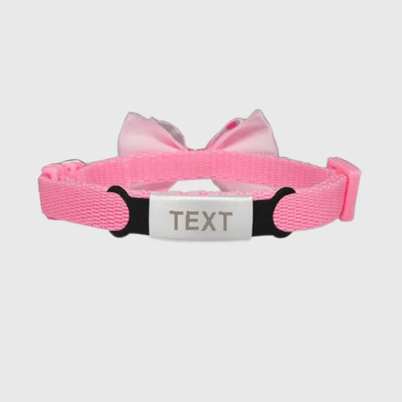 https://cdn.shopify.com/s/files/1/0763/9767/4819/files/Collier_personnalise_pour_chien_avec_Noeud_Papillon_argent_rose_pale.png?v=1769182345