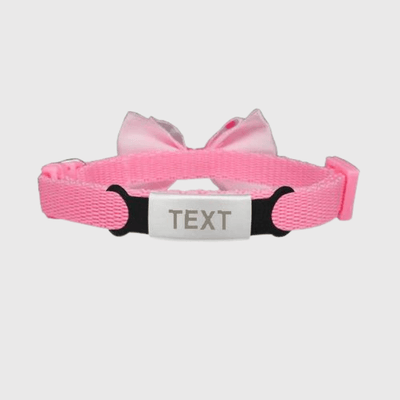 https://cdn.shopify.com/s/files/1/0763/9767/4819/files/Collier_personnalise_pour_chien_avec_Noeud_Papillon_argent_rose_pale.png?v=1769182345