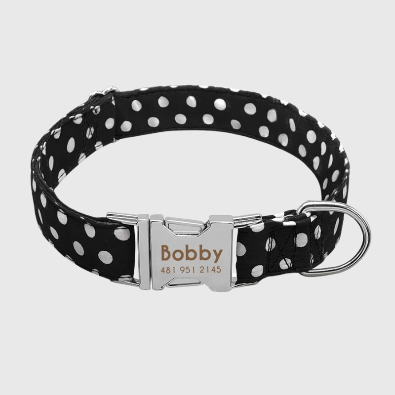 https://cdn.shopify.com/s/files/1/0763/9767/4819/files/Collier_personnalise_prenom_et_telephone_pour_chien_style_16.png?v=1745332904