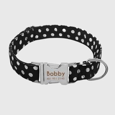 https://cdn.shopify.com/s/files/1/0763/9767/4819/files/Collier_personnalise_prenom_et_telephone_pour_chien_style_16.png?v=1745332904