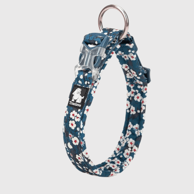 https://cdn.shopify.com/s/files/1/0763/9767/4819/files/Collier_pour_chien_True_Love_petite_fleur.png?v=1745334225
