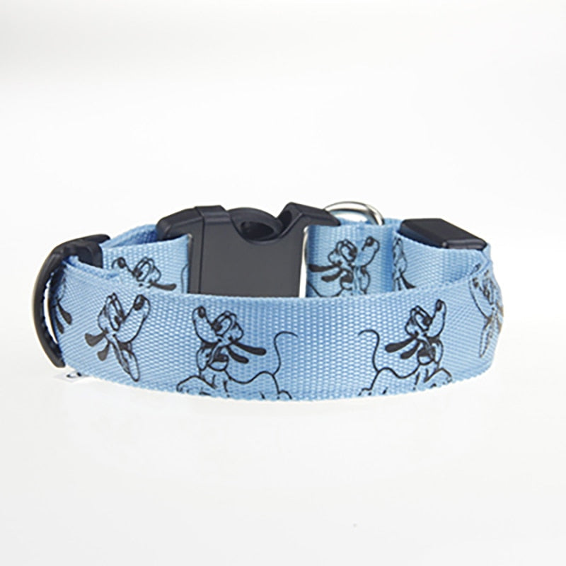 https://cdn.shopify.com/s/files/1/0763/9767/4819/files/Collier_pour_chien_de_chasse_fluo_bleu_sur_fond_blan.jpg?v=1745332153