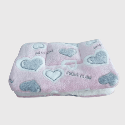 https://cdn.shopify.com/s/files/1/0763/9767/4819/files/Coussin_canape_pour_chien_coeur.png?v=1748433145
