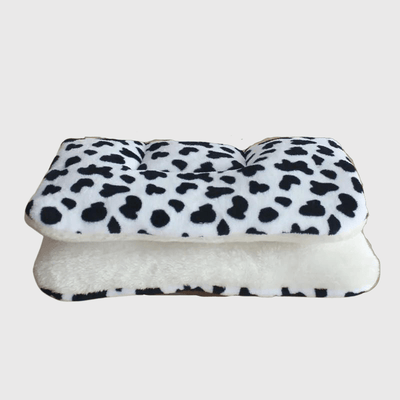 https://cdn.shopify.com/s/files/1/0763/9767/4819/files/Coussin_canape_pour_chien_vache.png?v=1748433145