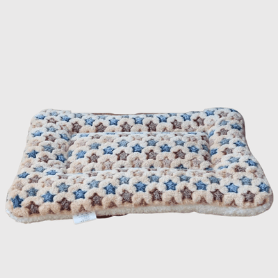https://cdn.shopify.com/s/files/1/0763/9767/4819/files/Coussin_chien_pour_canape_doux_blanc_avec_etoile.png?v=1748433430