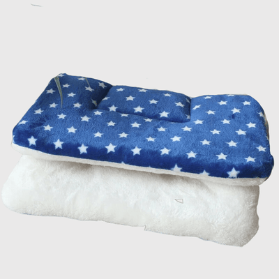 https://cdn.shopify.com/s/files/1/0763/9767/4819/files/Coussin_chien_pour_canape_doux_bleu_a_pois.png?v=1748433430