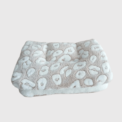 https://cdn.shopify.com/s/files/1/0763/9767/4819/files/Coussin_chien_pour_canape_doux_marron_clair.png?v=1748433430
