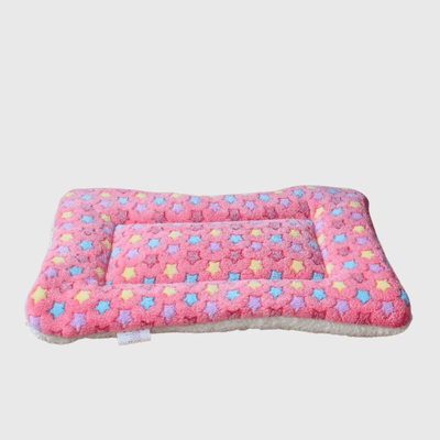 https://cdn.shopify.com/s/files/1/0763/9767/4819/files/Coussin_chien_pour_canape_doux_rose.png?v=1748433430