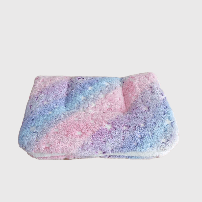 https://cdn.shopify.com/s/files/1/0763/9767/4819/files/Coussin_chien_pour_canape_multicolore.png?v=1748433620