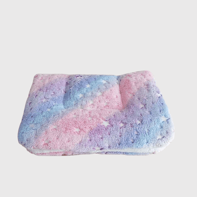 https://cdn.shopify.com/s/files/1/0763/9767/4819/files/Coussin_chien_pour_canape_multicolore.png?v=1748433620