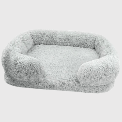 https://cdn.shopify.com/s/files/1/0763/9767/4819/files/Coussin_fluffy_pour_chien_blanc.png?v=1747921492