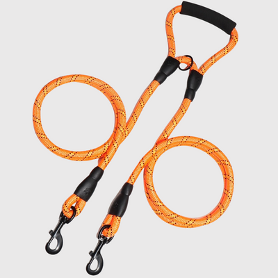 https://cdn.shopify.com/s/files/1/0763/9767/4819/files/Double_laisse_pour_deux_chiens__orange.png?v=1691154670