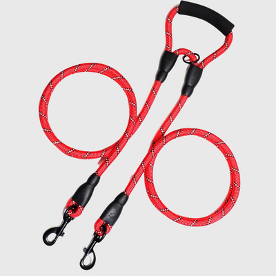 https://cdn.shopify.com/s/files/1/0763/9767/4819/files/Double_laisse_pour_deux_chiens_rouge.png?v=1691154670
