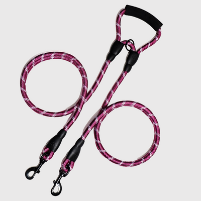 https://cdn.shopify.com/s/files/1/0763/9767/4819/files/Double_laisse_pour_deux_chiens_violet.png?v=1691154670