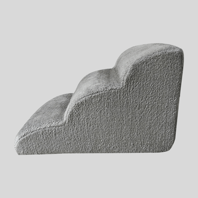 https://cdn.shopify.com/s/files/1/0763/9767/4819/files/Escalier_en_mousse_pour_chien_gris_de_cote.png?v=1755875732
