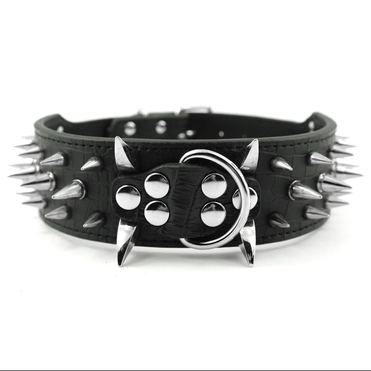 COLLIER CLOUTÉ EN CUIR NOIR