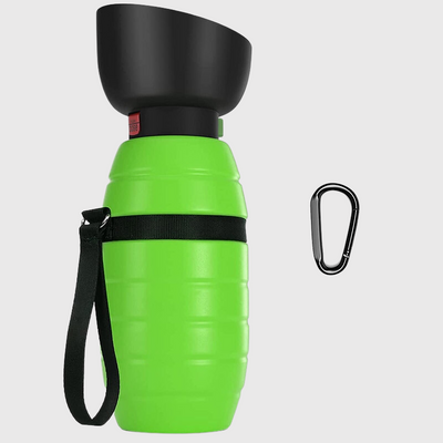 https://cdn.shopify.com/s/files/1/0763/9767/4819/files/Gourde_avec_distributeur_d_eau_pour_chien_verte.png?v=1766078122