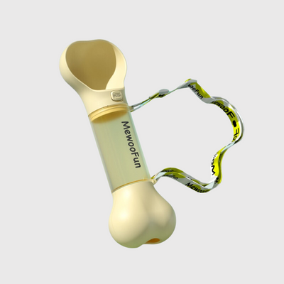 https://cdn.shopify.com/s/files/1/0763/9767/4819/files/Gourde_de_voyage_pour_chien_jaune.png?v=1766077507
