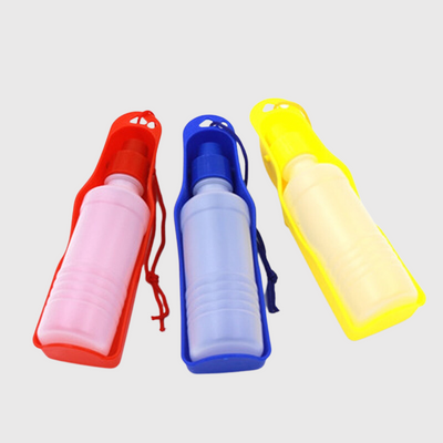 https://cdn.shopify.com/s/files/1/0763/9767/4819/files/Gourde_pour_chien_250_ml_bleu_rouge_jaune_colorie.png?v=1766077430