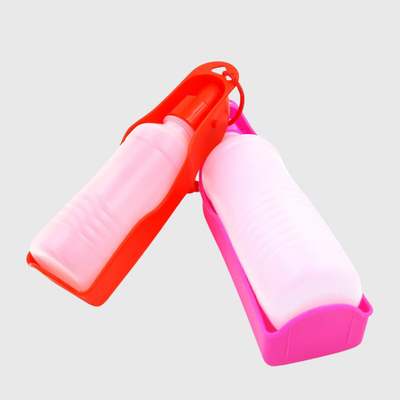 https://cdn.shopify.com/s/files/1/0763/9767/4819/files/Gourde_pour_chien_250_ml_rose_rouge_modele.png?v=1766077430