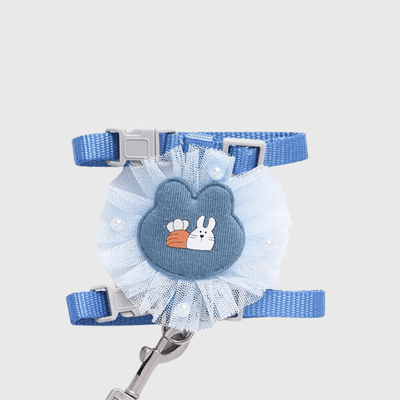 https://cdn.shopify.com/s/files/1/0763/9767/4819/files/Harnais_a_froufrou_pour_chien_bleu.png?v=1698419263