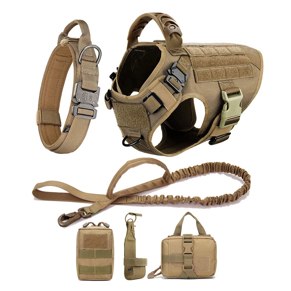 https://cdn.shopify.com/s/files/1/0923/9910/8483/files/Harnais_tactique_pour_chien_avec_collier_laisse_et_quipements.webp?v=1746125336