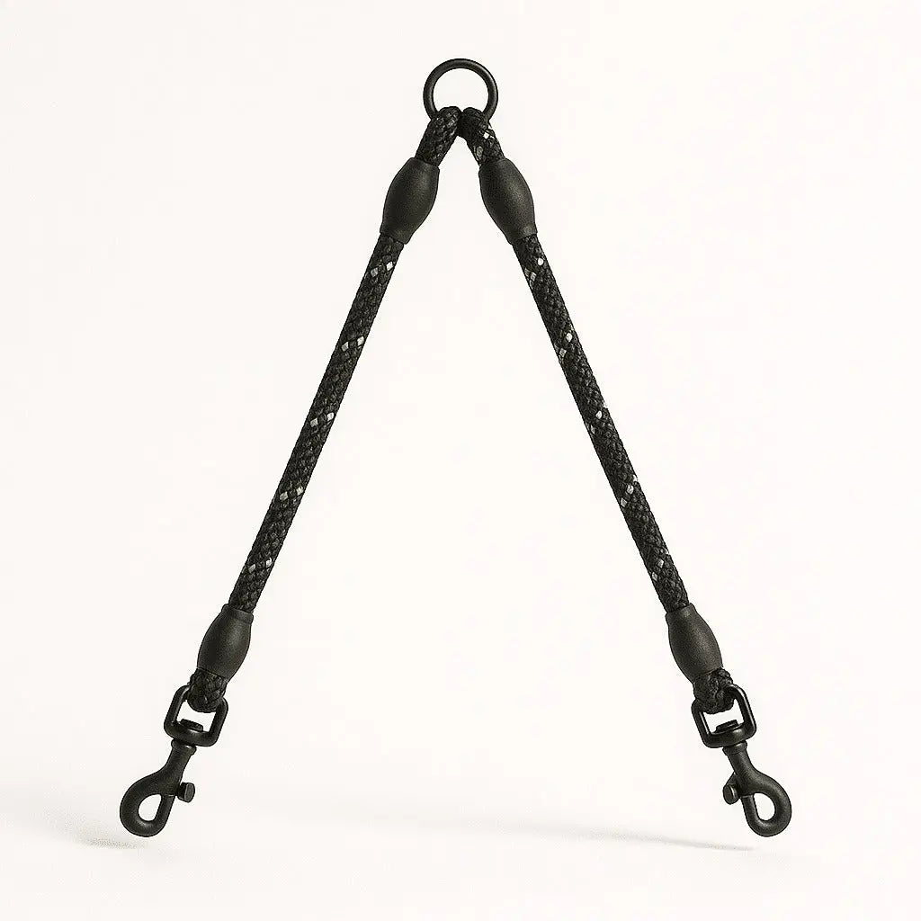https://cdn.shopify.com/s/files/1/0923/9910/8483/files/Laisse_Double_Pour_Petit_Chien.jpg?v=1747591376