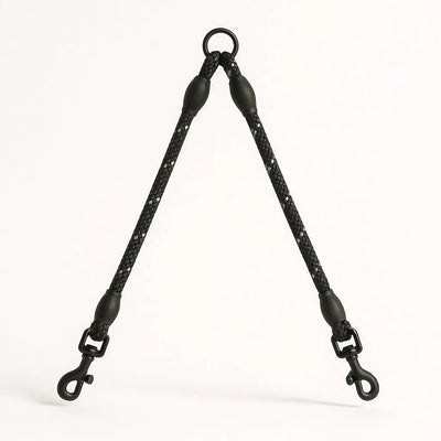 https://cdn.shopify.com/s/files/1/0923/9910/8483/files/Laisse_Double_Pour_Petit_Chien.jpg?v=1747591376