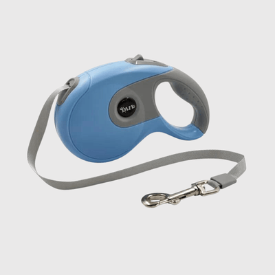 https://cdn.shopify.com/s/files/1/0763/9767/4819/files/Laisse_enrouleur_bleu_pour_chien.png?v=1698774795