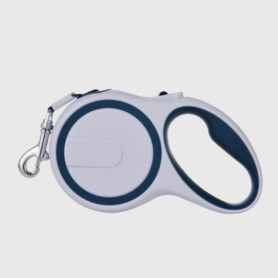 https://cdn.shopify.com/s/files/1/0763/9767/4819/files/Laisse_enrouleur_pour_chien_bleu.png?v=1749046245