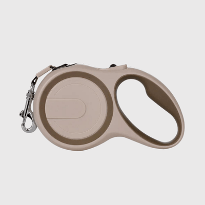 https://cdn.shopify.com/s/files/1/0763/9767/4819/files/Laisse_enrouleur_pour_chien_marron.png?v=1749046245