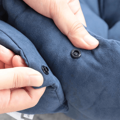 https://cdn.shopify.com/s/files/1/0763/9767/4819/files/Lit_anti_stress_pour_chien_bleu_bouton.png?v=1753196603
