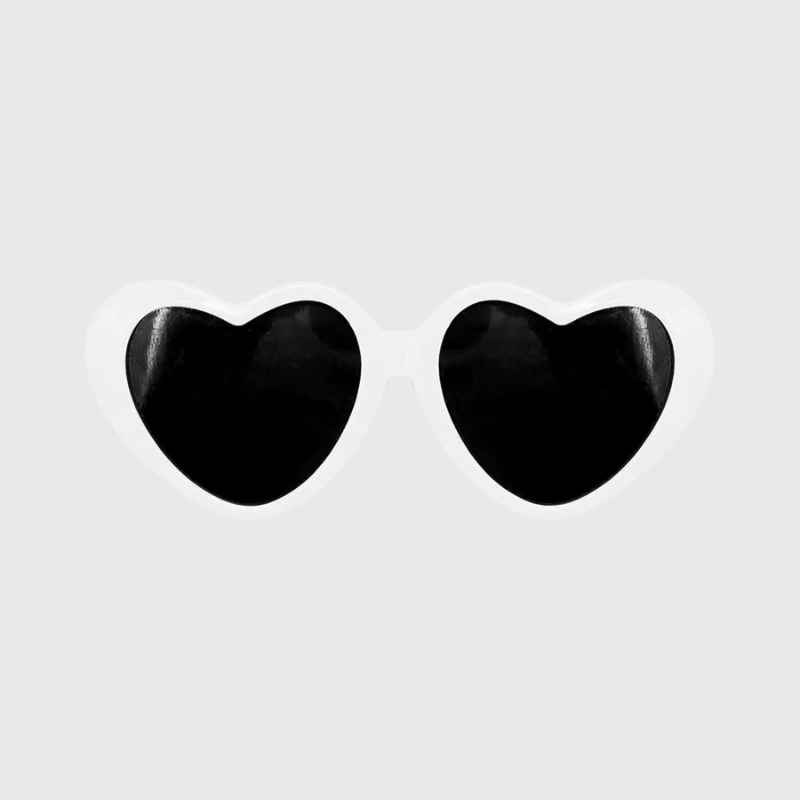 https://cdn.shopify.com/s/files/1/0763/9767/4819/files/Lunette_de_soleil_en_forme_de_coeur_pour_chien_blanc.png?v=1750088129