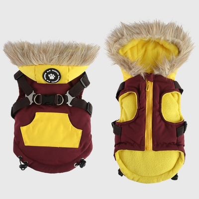 https://cdn.shopify.com/s/files/1/0763/9767/4819/files/Manteau_avec_capuche_pour_chien_avec_harnais_integre_devant_et_derriere_du_manteau.png?v=1763814816